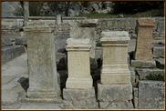 Six autels ex-voto ont été retrouvés entourant le socle d'une statue représentant Hercule