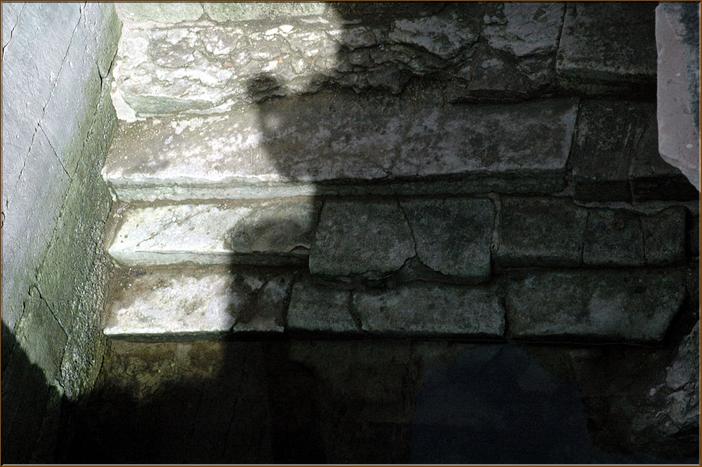 ..conduit à la fontaine sacrée