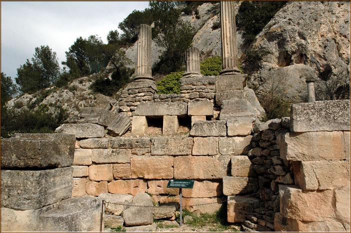 Temple corinthien, socle mouluré,trois colonnes et fragments d'un pilastre d'angle avec son chapiteau