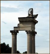 Podium, trois colonnes et un angle de l'entablement et du fronton reproduisent le décor corinthien