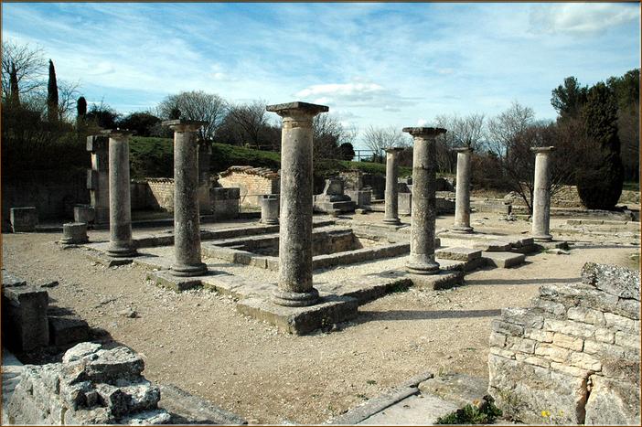La maison des Antes,demeure héllénistique avec ses pièces distribuées en trois ailes autour d'une cour à bassin bordée de portiques.