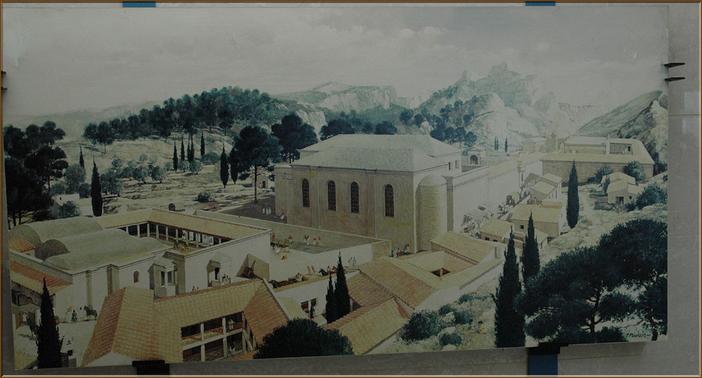 Autre représentation du centre monumental, le forum bordé à l'est et à l'ouest par des galeries couvertes. Au nord, la basilique.