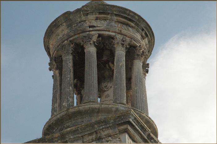 Le tholos, chapelle circulaire d'ordre corinthien, abrite les deux statues viriles en toge.