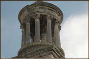 Le tholos, chapelle circulaire d'ordre corinthien, abrite les deux statues viriles en toge.