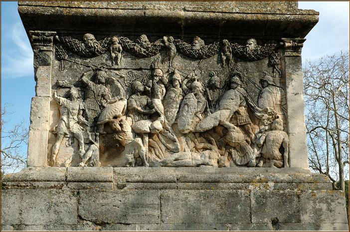 Panneau ouest,reprend un thème mythologique connu, celui du combat des Grecs et des Troyens au dessus de la dépouille de Patrocle, étendu nu sur le sol.