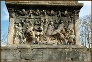Panneau ouest,reprend un thème mythologique connu, celui du combat des Grecs et des Troyens au dessus de la dépouille de Patrocle, étendu nu sur le sol.