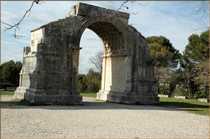 L'arc édifié vers la fin du règne d'Auguste (façade est)