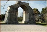 L'arc édifié vers la fin du règne d'Auguste (façade est)