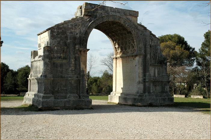 L'arc d'entrée de Glanum qui a perdu sa partie haute, marque la limite nord-ouset de l'espace urbain.