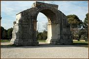 L'arc d'entrée de Glanum qui a perdu sa partie haute, marque la limite nord-ouset de l'espace urbain.
