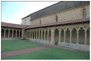 Vue sur un angle du cloître. Mur mitoyen avec l'église.