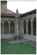 Les frises, en corniche, sont ornées de feuillages tout comme la majorité des chapiteaux (chêne, acanthe, vigne...)