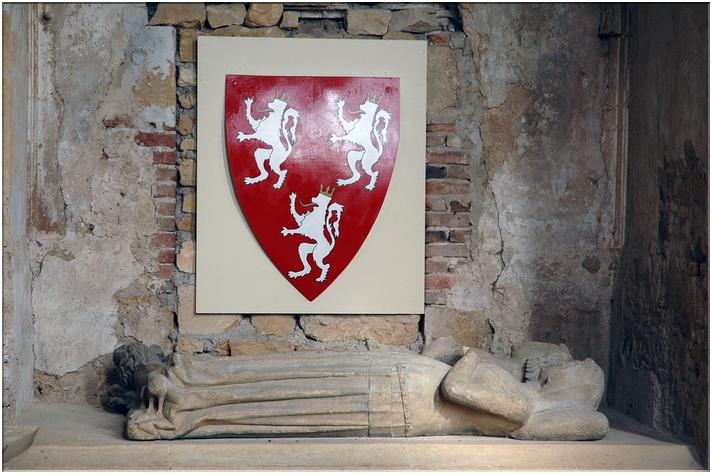Armoierie de la famille de Châteaumorand, bienfaitrice des franciscains. De gueules, à trois lions d'argent, armés, lampassés et couronnés d'or