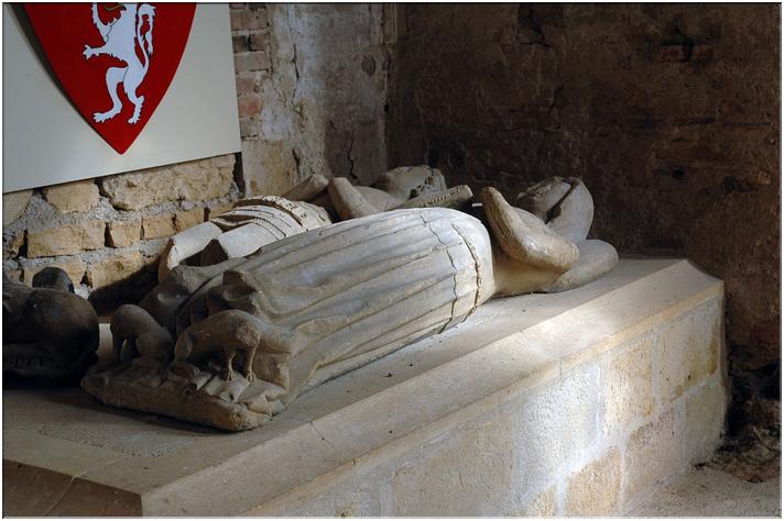 Gisants (début XVè), et Tombeau oú reposent Hugues de Chatelus et son épouse Guillemette de Sennecy.