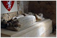 Gisants (début XVè), et Tombeau oú reposent Hugues de Chatelus et son épouse Guillemette de Sennecy.