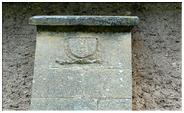 Ecusson sur le côté Est extérieur de la maison dite de l'éperon, batiment du XVIè, chapelle à l'origine, divisée en 2 étages au XVII - XVIIè S. 
