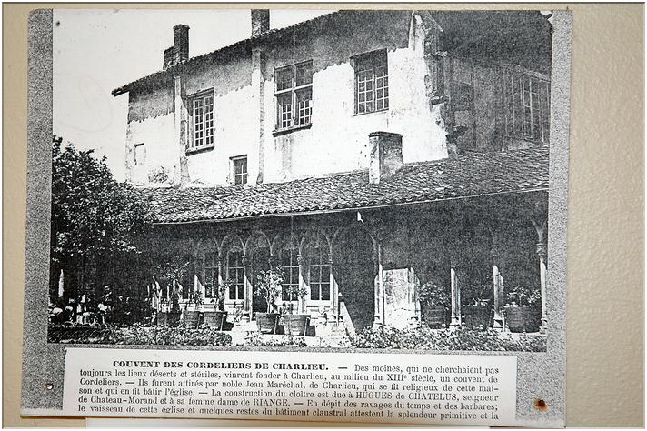 Exposition au 1er étage, Bibliothèque des religieux, restaurée en 1974. - Intégré à une habitation et transformé en jardin d'agrément à la fin du XIXè S., ...